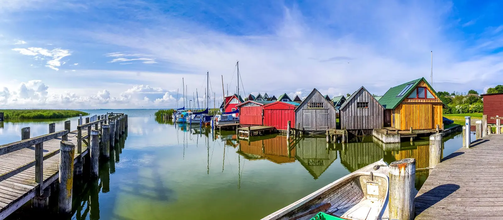 Stege und bunte Bootshäuser am Hafen Althagen