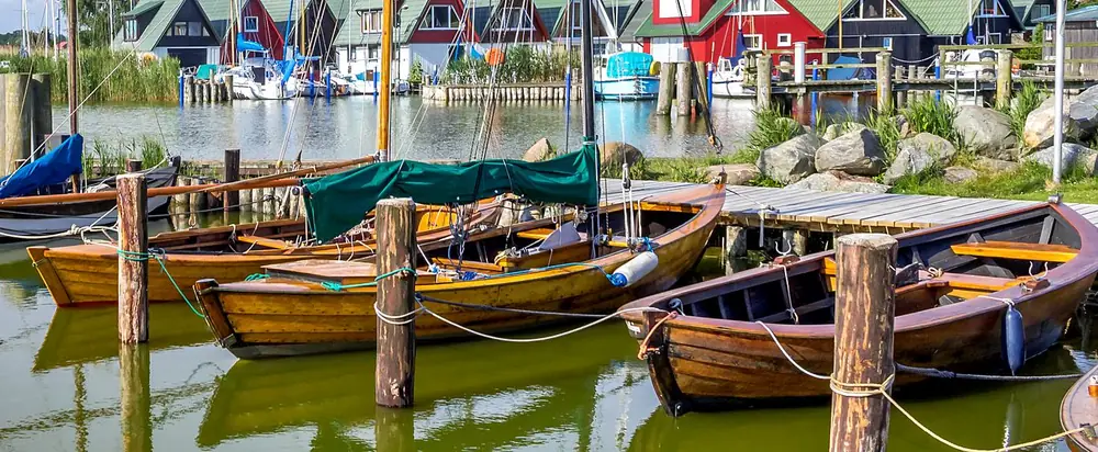 Zeesboote aus Holz liegen am Steg