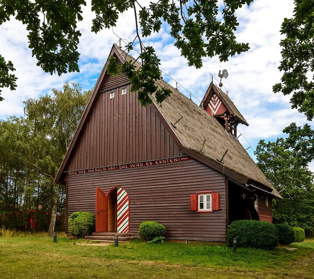 Fischerkirche Born aus Holz mit Rohrdach und Dachreiter