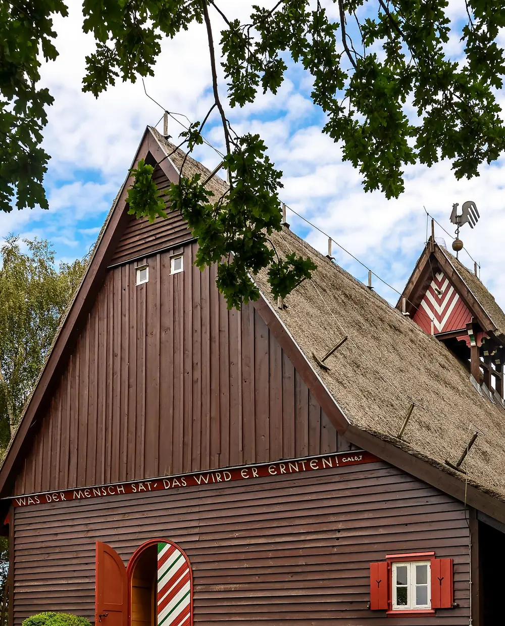 Spitzer Giebel der Fischerkirche mit Rohrdach und Dachreiter