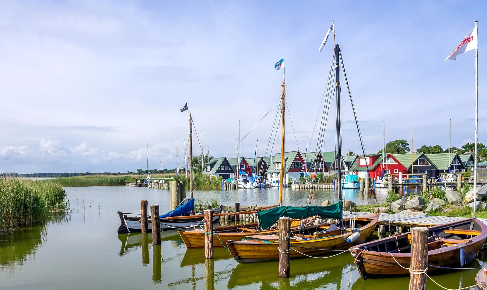 Der Hafen Althagen mit Zeesbooten und Bootshäusern am Saaler Bodden