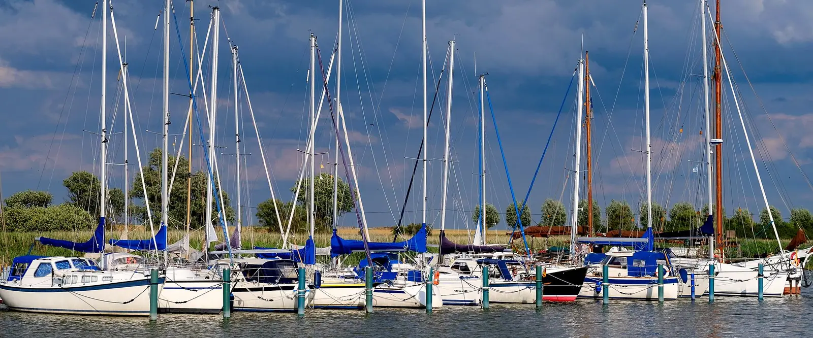 Segelboote im Boddenhafen vor Gewitterwolken