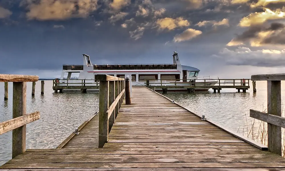 Fahrgastschiff am Ende des Stegs