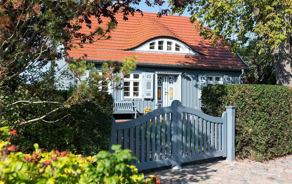 Haus mit blauen Fensterläden und Gartentor in Wieck