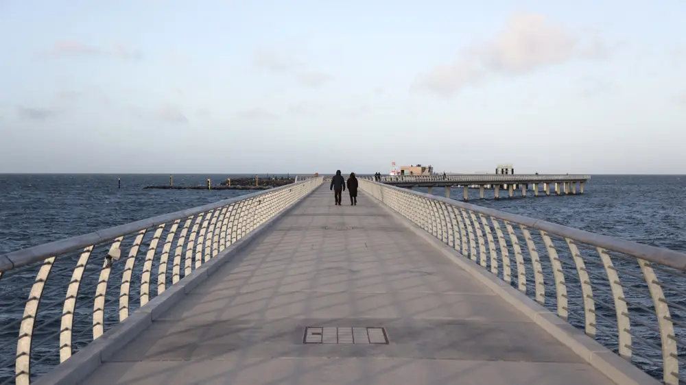 Seebrücke Prerow mit dem Inselhafen am Ende