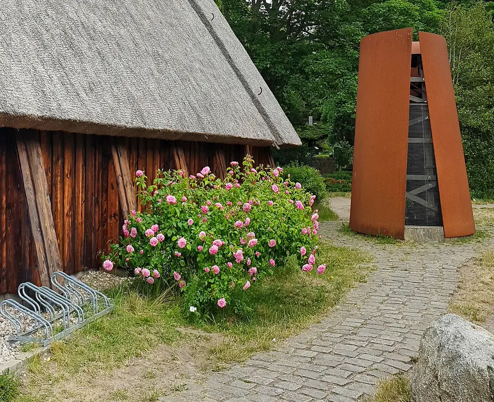 Rosen und Weg vor der Schifferkirche