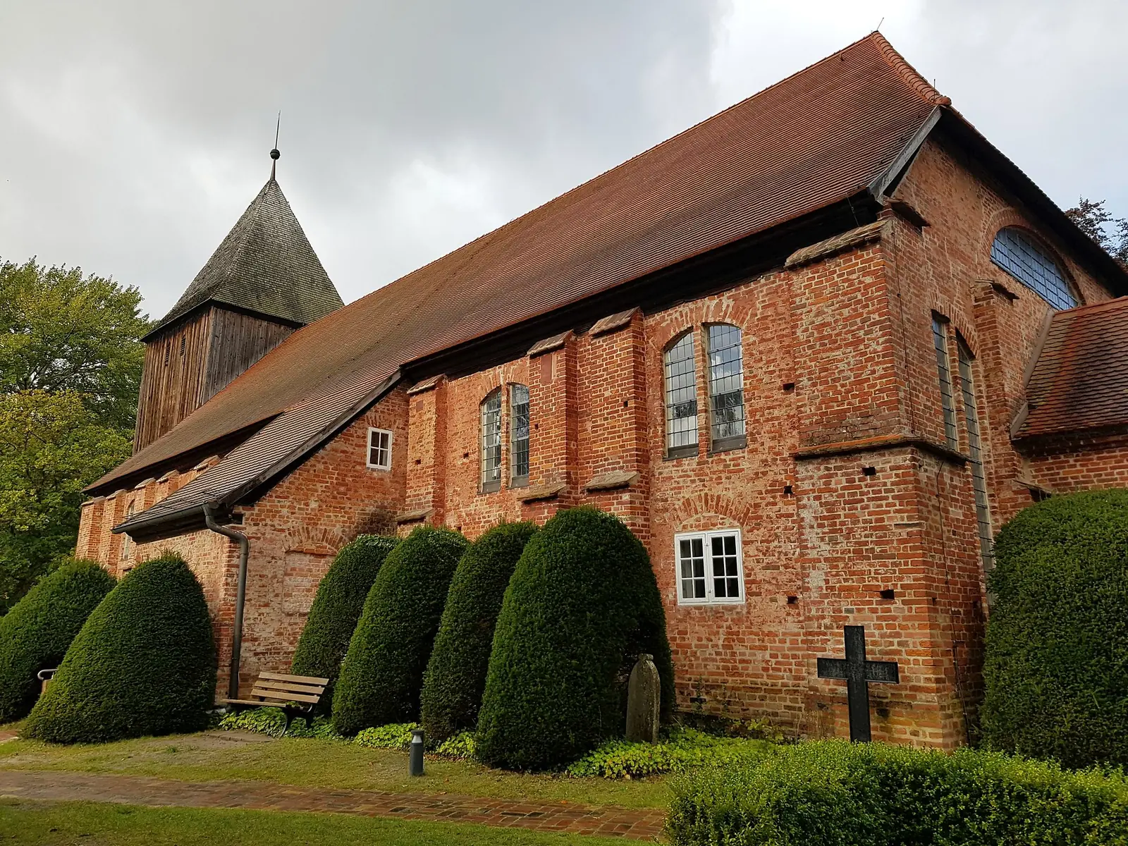 Seemannskirche Prerow aus rotem Backstein mit hölzernem Turm