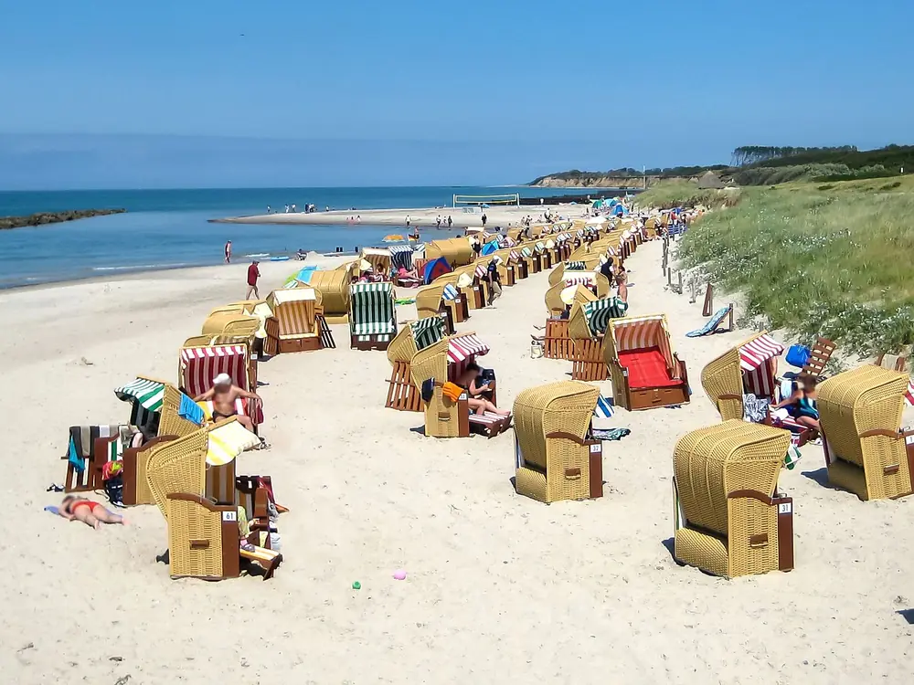 Strandkörbe dicht an dicht am Strand von Wustrow