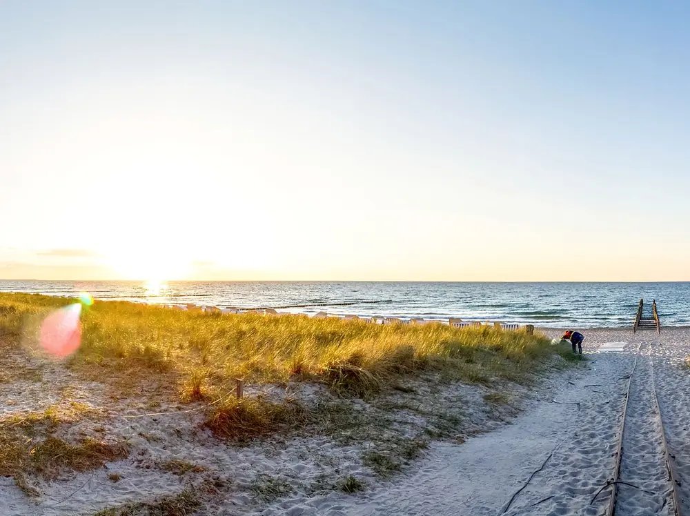Sandweg durch die Dünen zum Strand im Gegenlicht