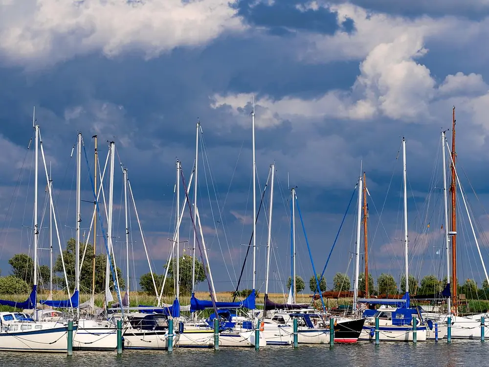 Segelboote im Boddenhafen von Wustrow