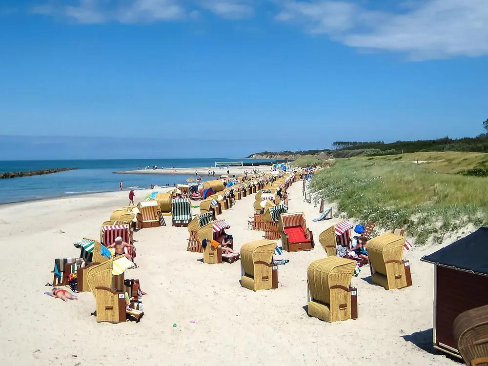 Breiter Sandstrand mit Strandkörben und Dünen