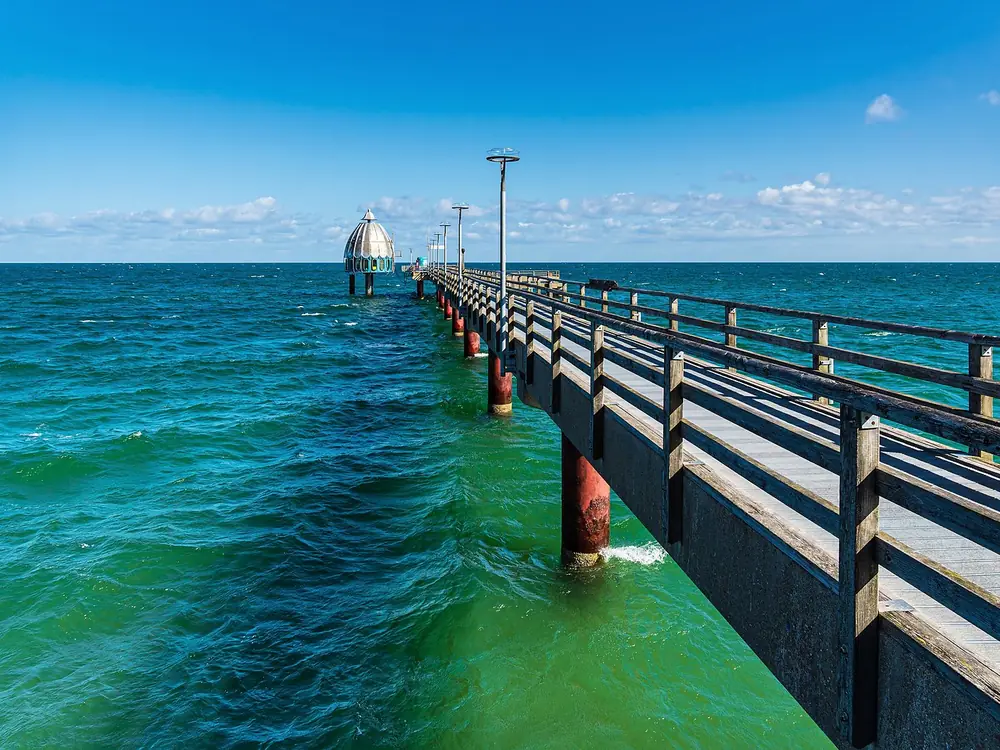 Seebrücke Zingst über türkisfarbenem Wasser