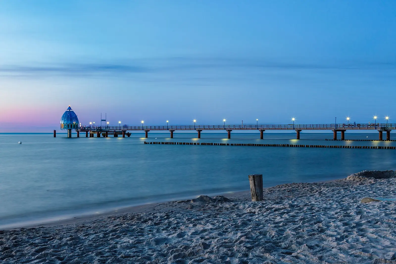 Seebrücke Zingst mit Tauchgondel zur blauen Stunde