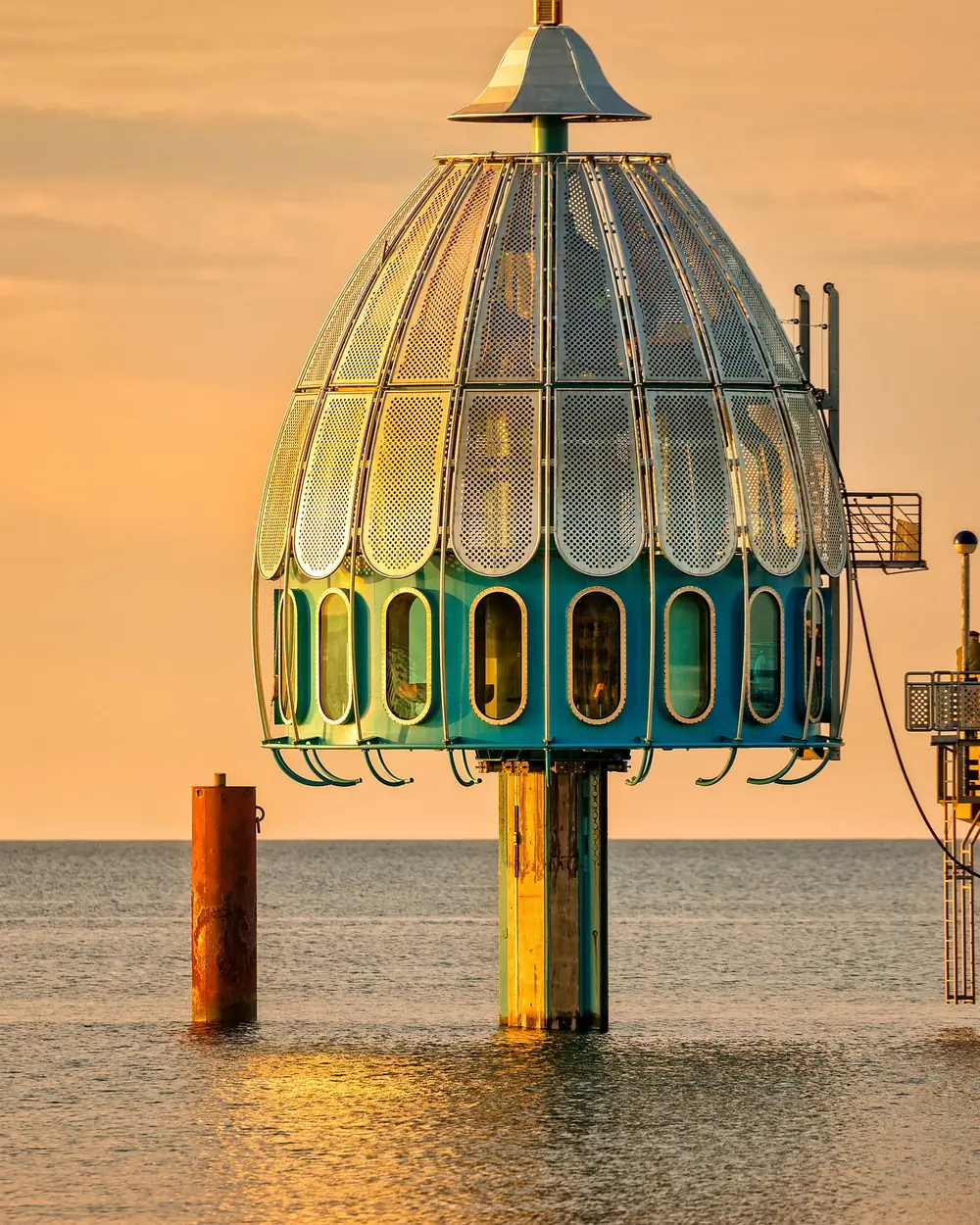 Tauchgondel am Ende der Seebrücke im Abendlicht